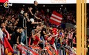 Colchoneros furiosos arrojan de todo a Courtois (Foto: Reuters)