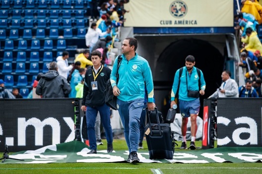 Jardine, en su entrada al campo para el Clásico Capitalino (@ClubAmérica)