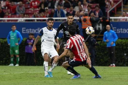 Corona bombea el balón para anotar con Monterrey (Imago7)