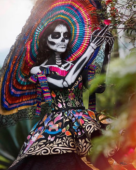 La tradición de las catrinas en Día de Muertos se mantiene. Foto: @knighttones