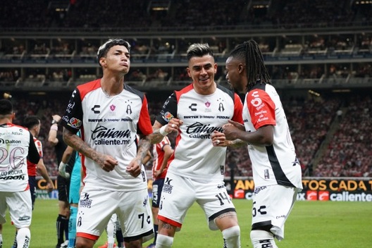 Jugadores de Atlas celebran un gol en el Clásico Tapatío (Imago7)