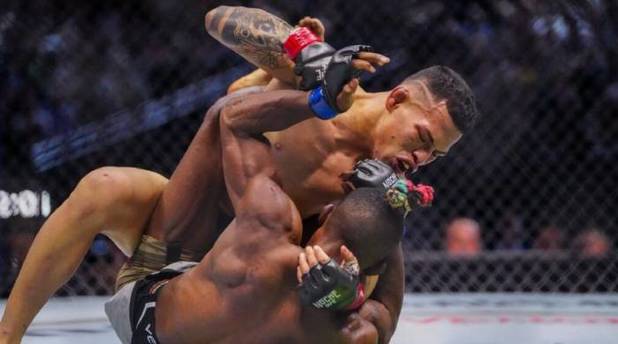 Ronaldo Rodríguez golpea a Ode' Osbourne en UFC 306 (Reuters)