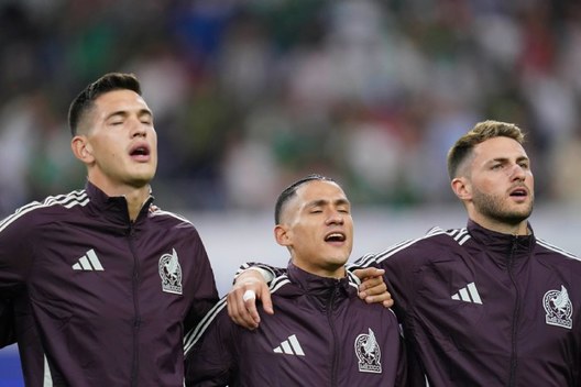 César Montes canta con sus compañeros el himno nacional mexicano (Imago7)