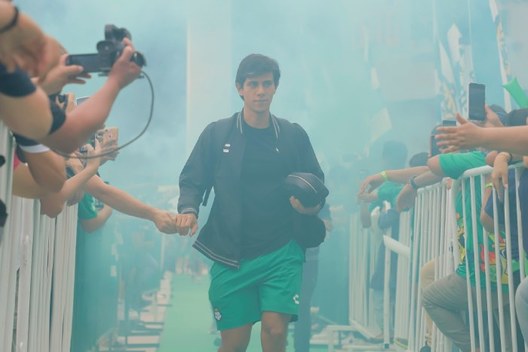 JJ Macías, entre aficionados de Santos (Imago7)