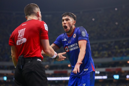 Carlos Salcedo reclama al cuerpo arbitral en la Final (Imago7)