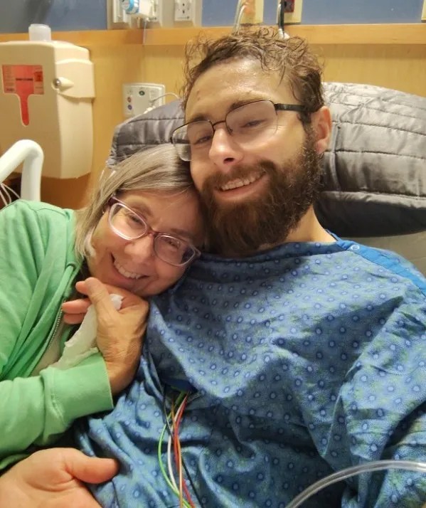 John, junto a su madre Barbara, quien le prometió ayudará a cambiar la vida de los demás. Foto: The Denver Post
