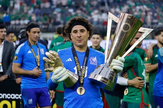 Memo Ochoa presume el trofeo de la Copa Oro (Imago7)