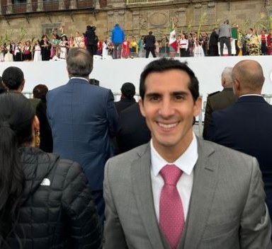 Rommel Pacheco acompañando a Claudia Sheinbaum en el Zócalo (@rommel_pacheco)