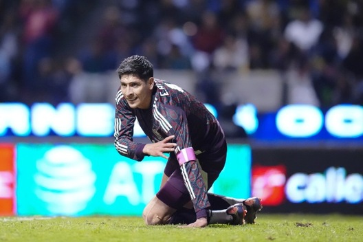 Edson Álvarez se lamenta ante el Valencia (Imago7)