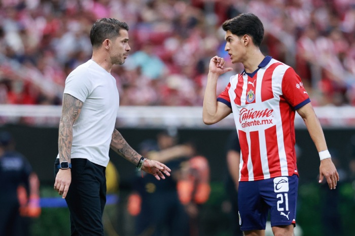 Gago da indicaciones en un juego del Guadalajara (Imago7)