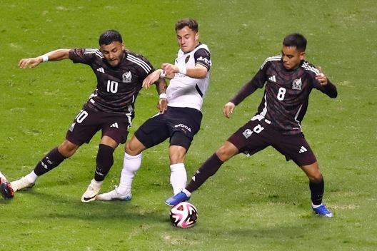 Jugadores de Valencia y el Tri pelean el balón (Imago7)