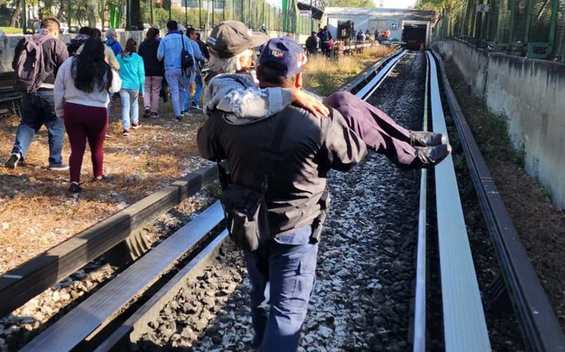 Un policía cargó a un adulto mayor en el accidente del Metro de la CDMX (Twitter @@c4jimenez)
