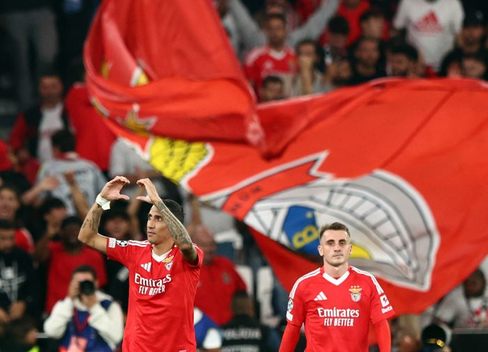 Bandera del Benfica en el Estadio Da Luz (Reuters)