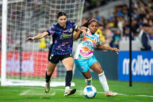 Batalla por el balón entre San Diego y América (Imago7)