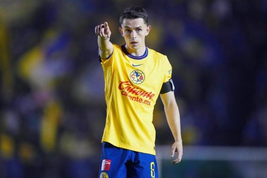 Fidalgo da indicaciones a sus compañeros (Imago7)