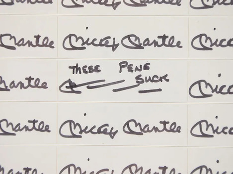 'ESTAS PLUMAS APESTAN' escribió Mickey Mantle para Sports Impressions. Foto: Lelands