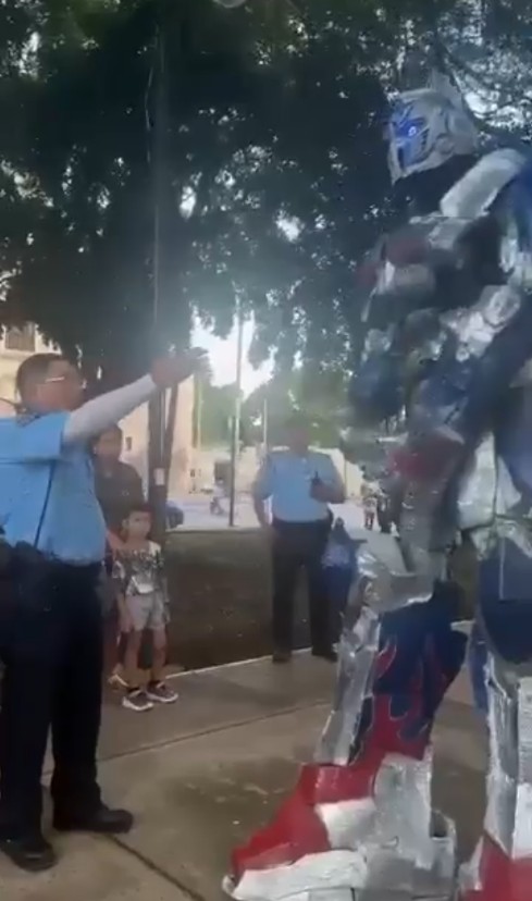 El policía de Mérida le exigía un permiso al artista para estar en el parque. Foto: X