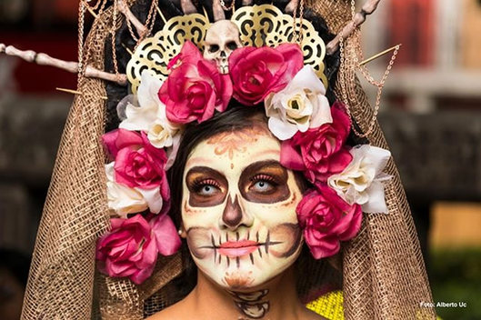 La tradición de las catrinas en Día de Muertos se mantiene. Foto: @creatuchos