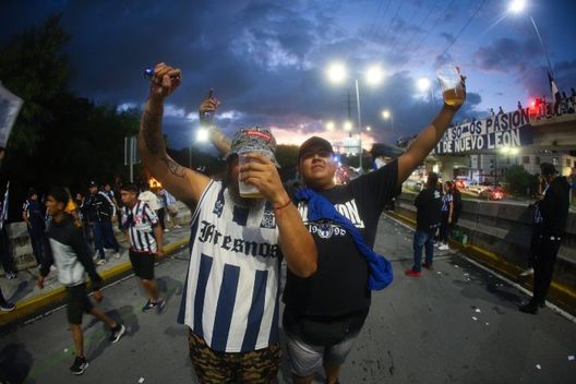 Fans de Rayados en su arribo al Clásico Regio (Imago7)