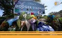 Aficionados llevaron ofrendas al Dodger Stadium. (Foto: AFP)