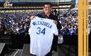 Fernando Valenzuela, con fans en Dodger Stadium (Los Ángeles Dodgers)