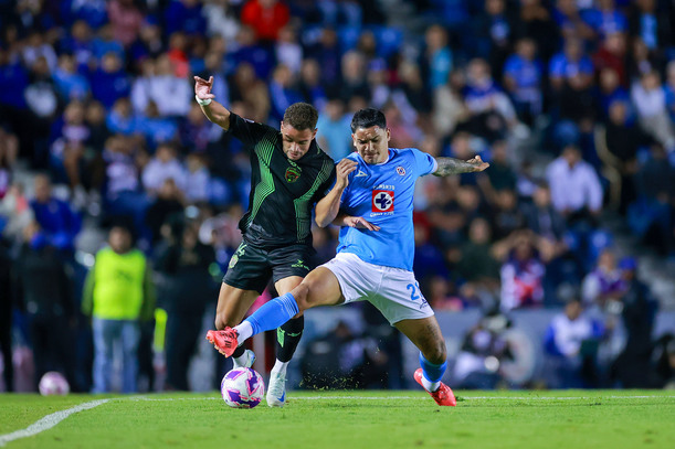 Toro Fernández pelea el balón ante Juárez (Imago7)