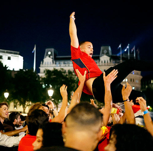 Aficionados ingleses y españoles se congregaron en fan zones de diversas ciudades (Reuters).