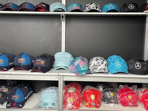 Gorras oficiales en el GP de México (Foto: Michel Cruz)