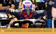 Checo Pérez abandona su RB20 (Reuters)