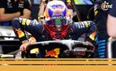 Checo Pérez abandona su RB20 (Reuters)