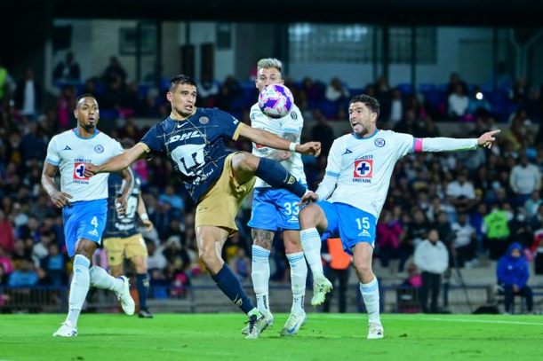 Pelea por el balón en el Pumas vs. Cruz Azul (Imago7)