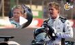 Fan besa a Brad Pitt en el GP de México y su reacción se vuelve viral