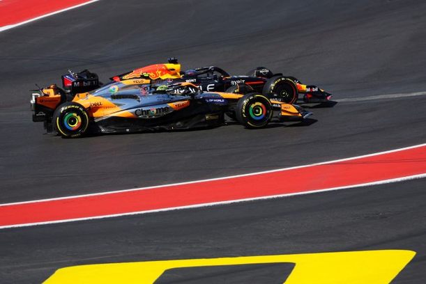 Lando Norris y Max Verstappen en plena lucha en la pista (Reuters)