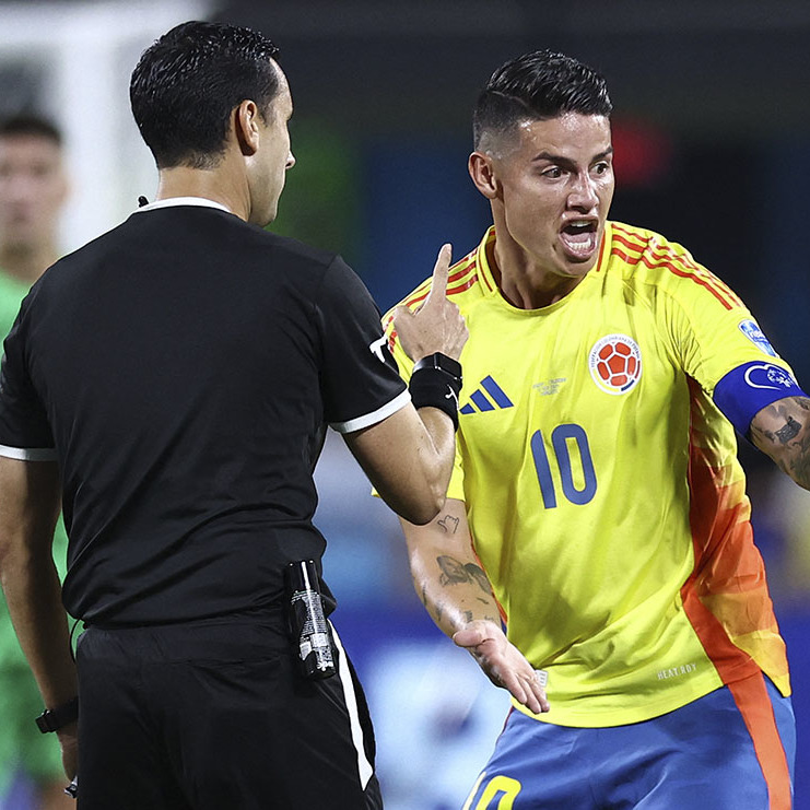 James Rodríguez y César Ramos luego de la tarjeta amarilla al colombiano. (FOTO: AFP)