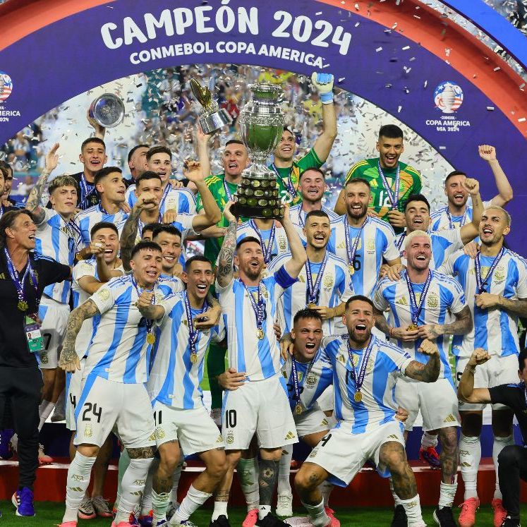 Jugadores de Argentina celebran otra Copa América (Reuters)