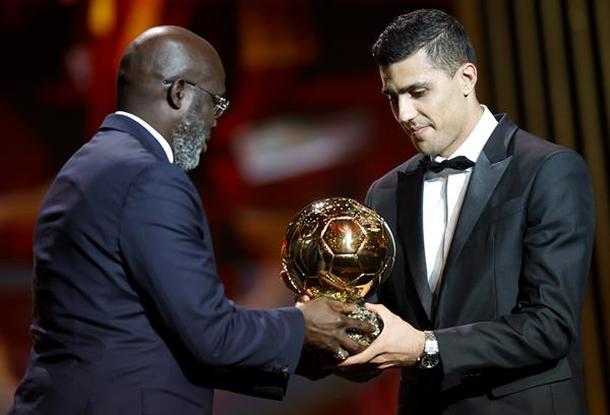 Rodri recibe el Balón de Oro de manos de George Weah (EFE)