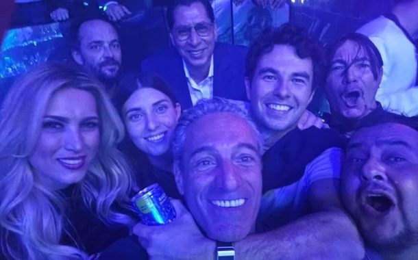 Checo Pérez con su esposa y amigos (Especial)