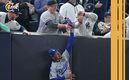 Fans de Yankees intentan arrebatar la pelota a Mookie Betts (Reuters)