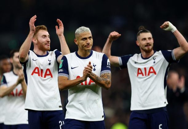 Jugadores de Tottenham celebran el triunfo (Reuters)