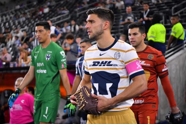 Lisandro Magallán y Julio González, antes de un partido de Pumas (Imago7)
