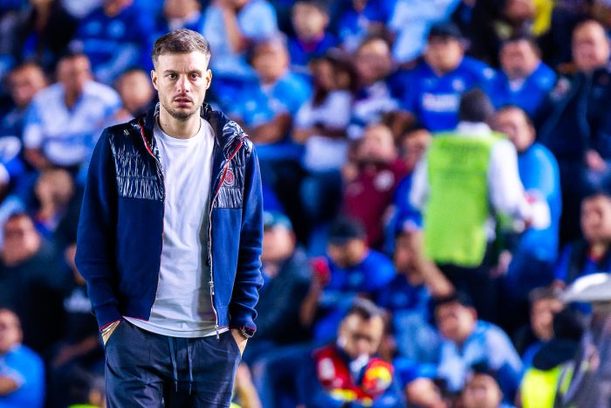 Martín Anselmi observa un juego de Cruz Azul (Imago7)