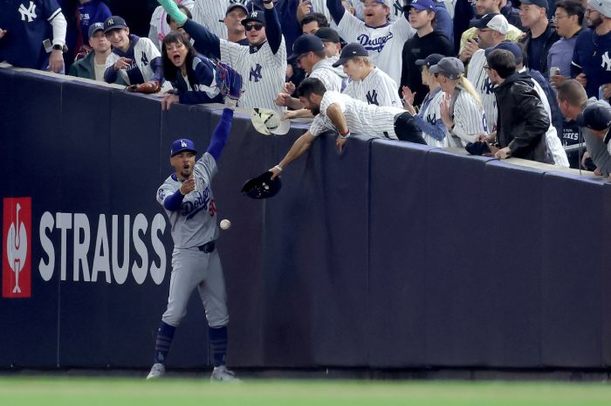 Mookie Betts explica la interferencia al umpire (Reuters)