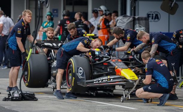 Mecánicos de Red Bull ajustan el monoplaza de Checo (Reuters)