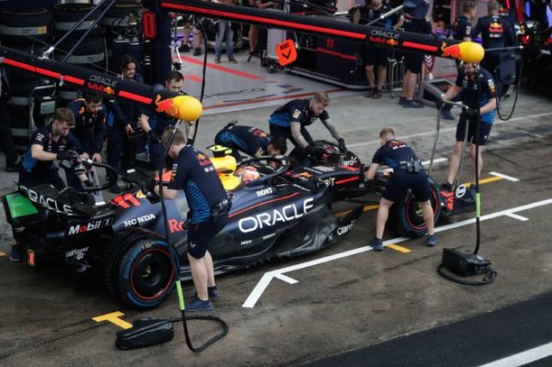 Mecánicos de Red Bull trabajan en el RB20 de Checo Pérez (Reuters)