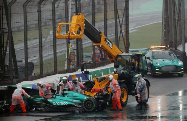 Monoplaza de Aston Martin es retirado de la pista (Reuters)
