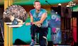 Chris Martin, vocalista de Colplay sufre caída en el escenario