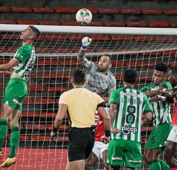 David Ospina de Atlético Nacional, en juego ante Santa Fe (@nacionaloficial)