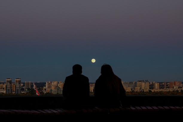 Una pareja mirando la luna (Foto: Reuters)