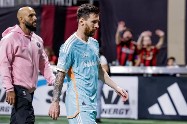 Messi, cabizbajo al salir de Chase Stadium (EFE)