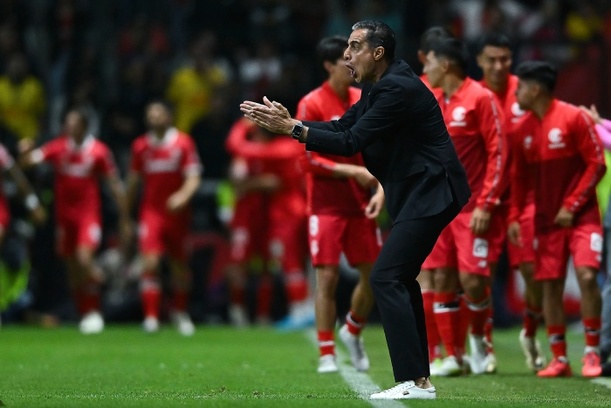 Renato Paiva da indicaciones en un juego del Toluca (Imago7)